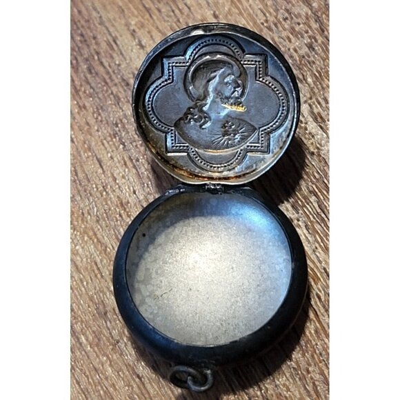 Antique Deep Jesus‎ Reliquary Locket - Picture 3 of 4